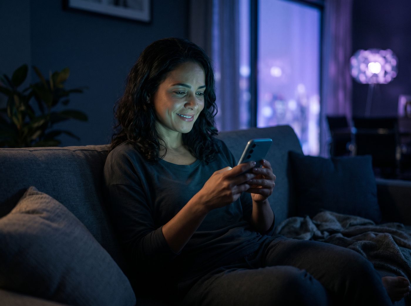 Paciente em casa à noite marcando consulta pelo celular